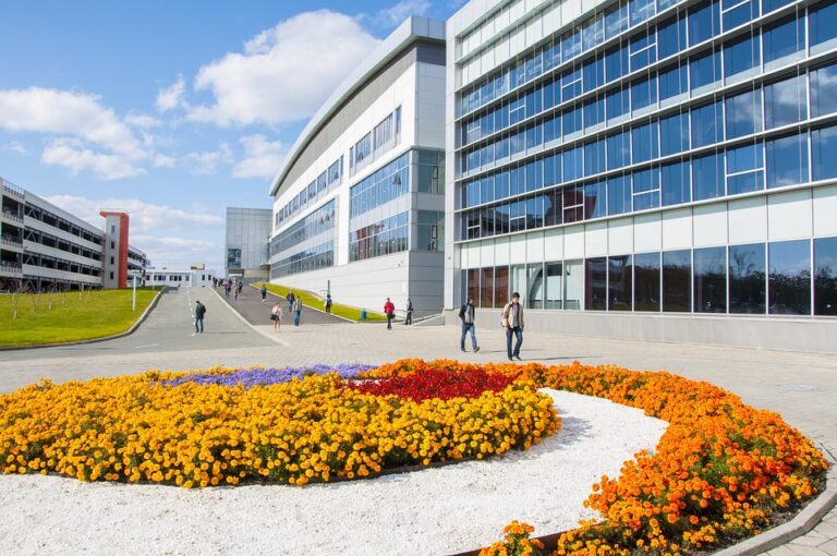 Dengan sejarah dan prestasinya yang gemilang, tidak mengherankan jika Universitas Harvard diakui sebagai salah satu universitas terbaik di dunia. Universitas ini terus berkomitmen untuk memberikan pendidikan berkualitas tinggi dan mendorong inovasi di berbagai bidang ilmu pengetahuan. Universitas Harvard memang layak menjadi contoh bagi institusi pendidikan lainnya di seluruh dunia.